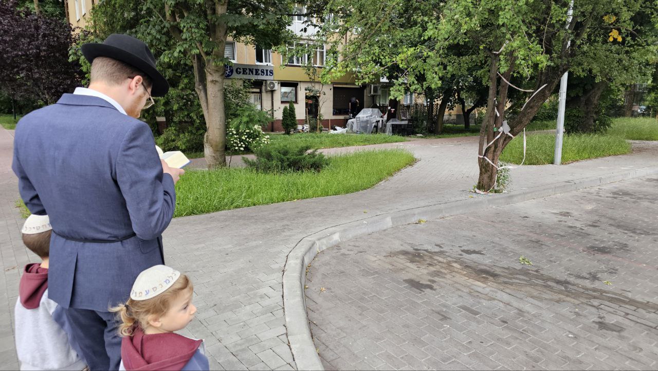 Раввин Дайч с сыновьями на месте захоронения раввина Эпштейна