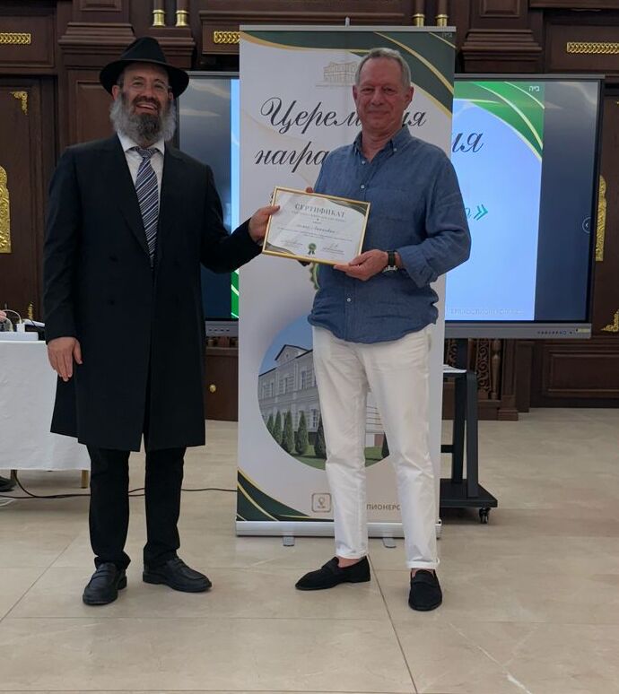 Участники акции Посади дерево у Брянской синагоги