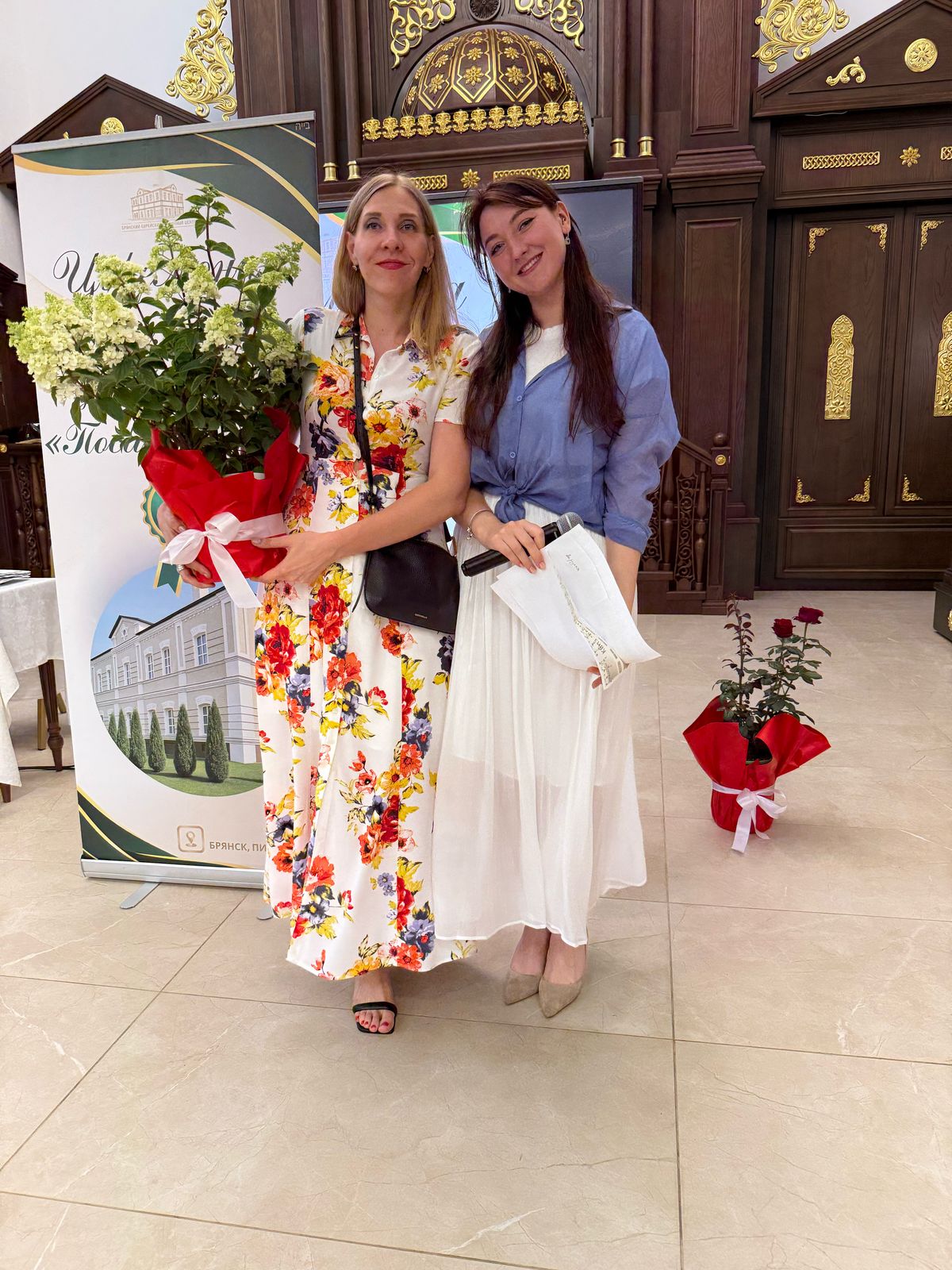 Участники акции Посади дерево у Брянской синагоги