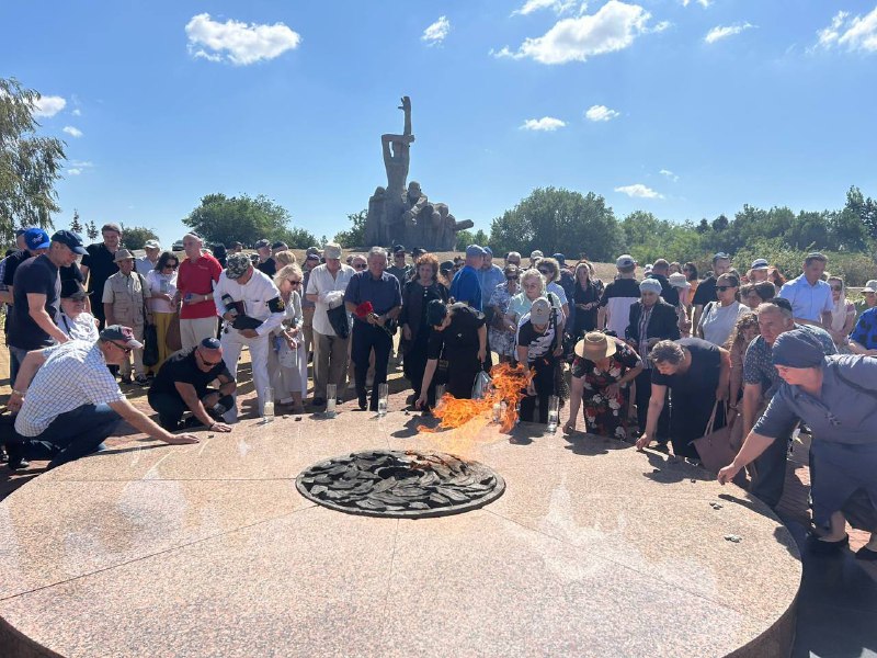 Возложение цветов у мемориала в Змиёвской балке, Ростов-на-Дону