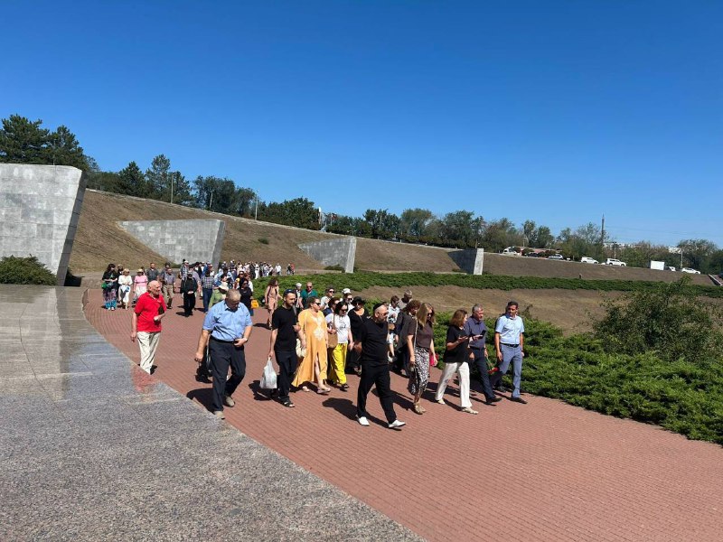 Возложение цветов у мемориала в Змиёвской балке, Ростов-на-Дону