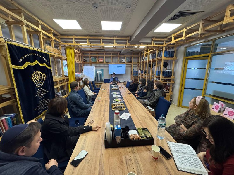Раввин Алекс Артовский ведет урок Тора Класс, клуб Римон