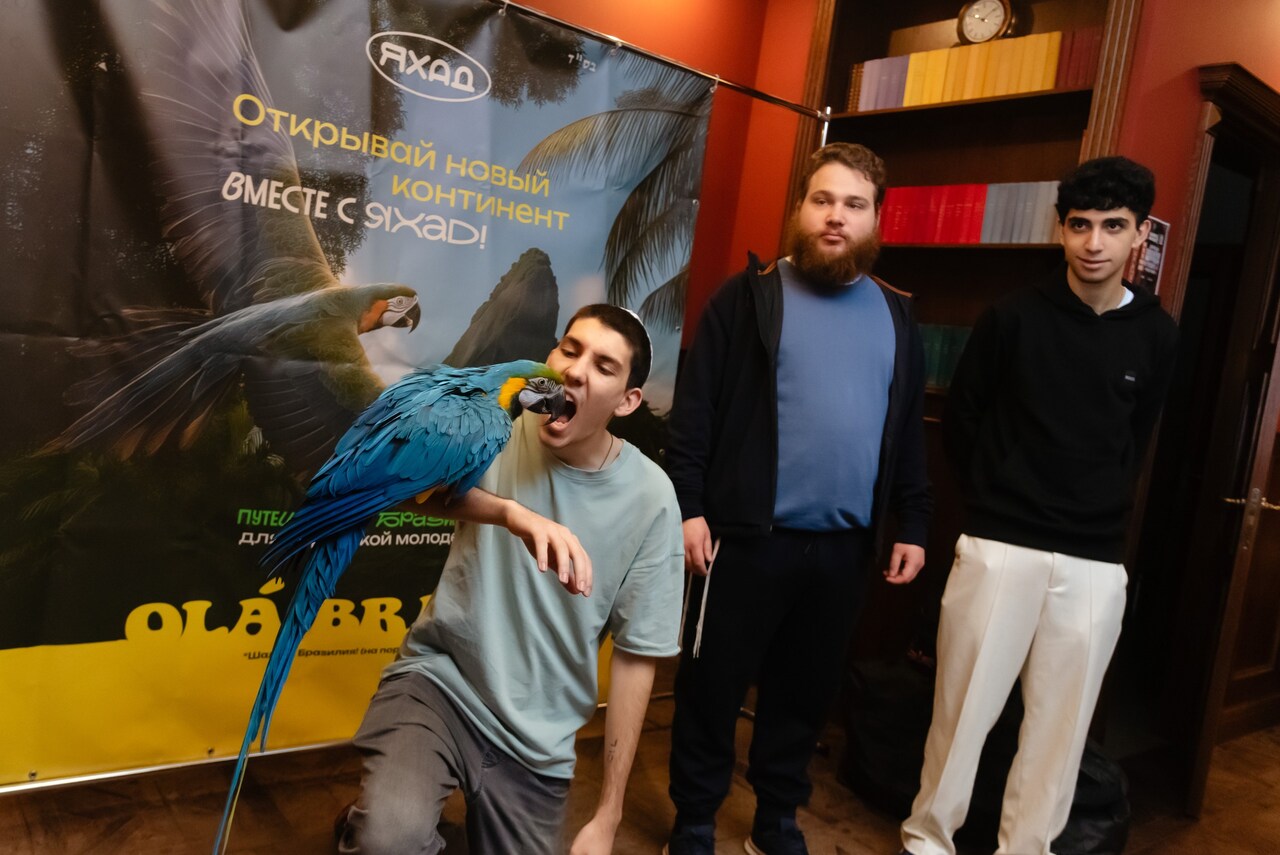Открытие молодежного клуба в НЕЦ: попугай Ара и игра Мафия