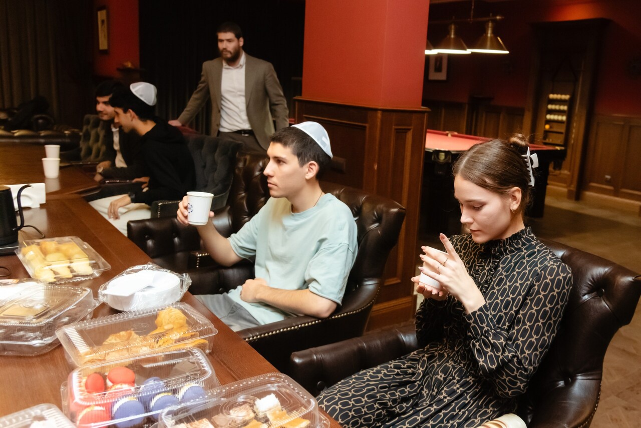 Открытие молодежного клуба в НЕЦ: попугай Ара и игра Мафия