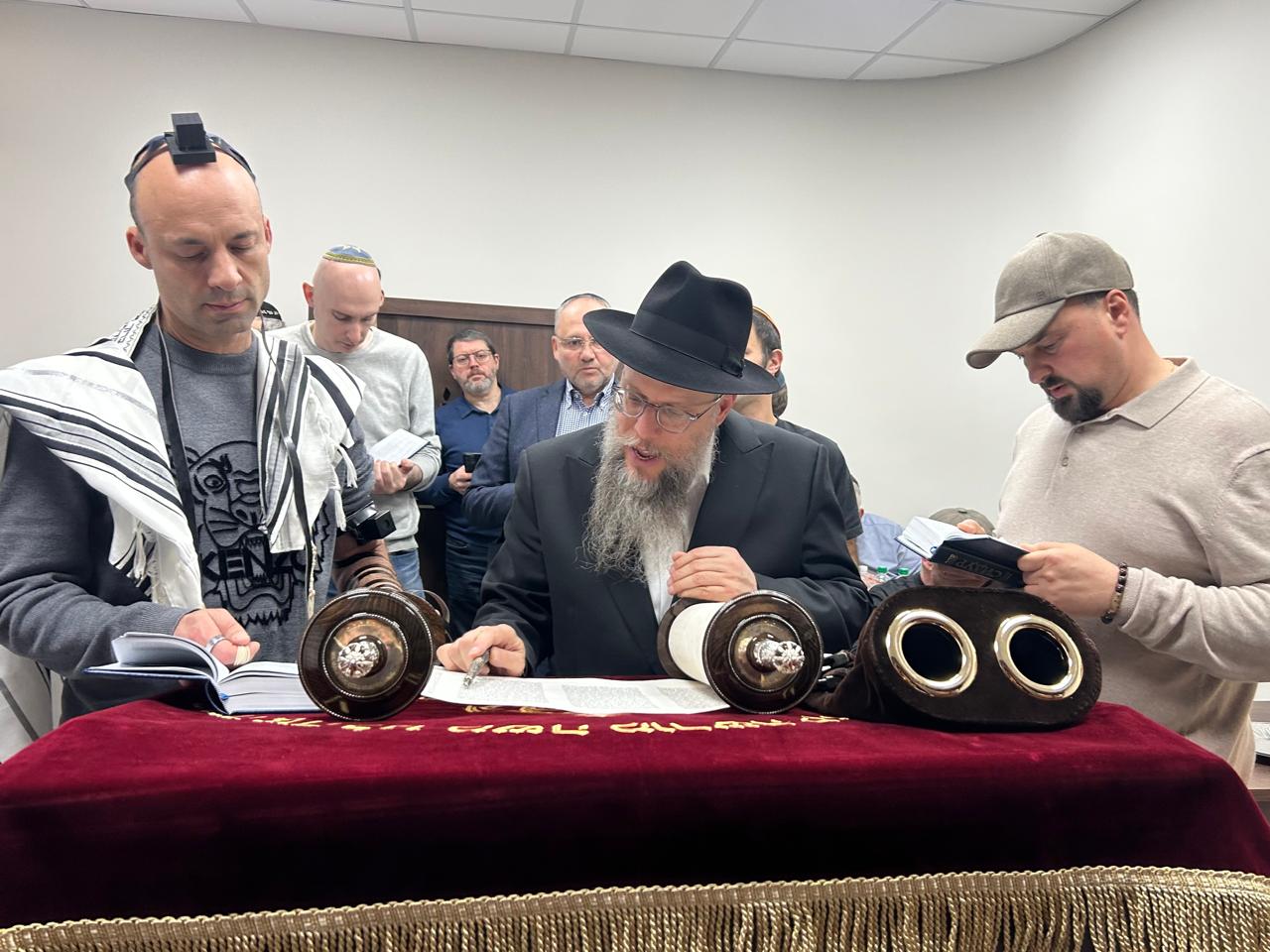 Синагога в аэропорту Курумоч на втором этаже, открыта круглые сутки