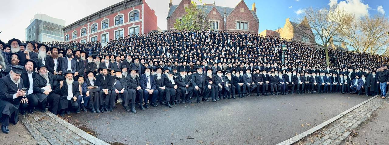 Общее фото посланников Хабада у здания 770 в Нью‑Йорке