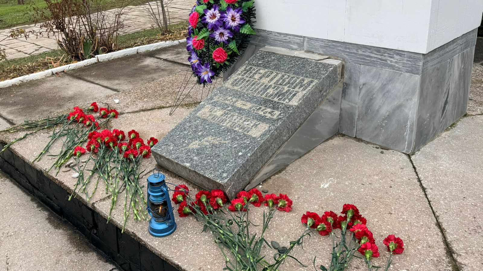 Траурное мероприятие у братской могилы в Евпатории