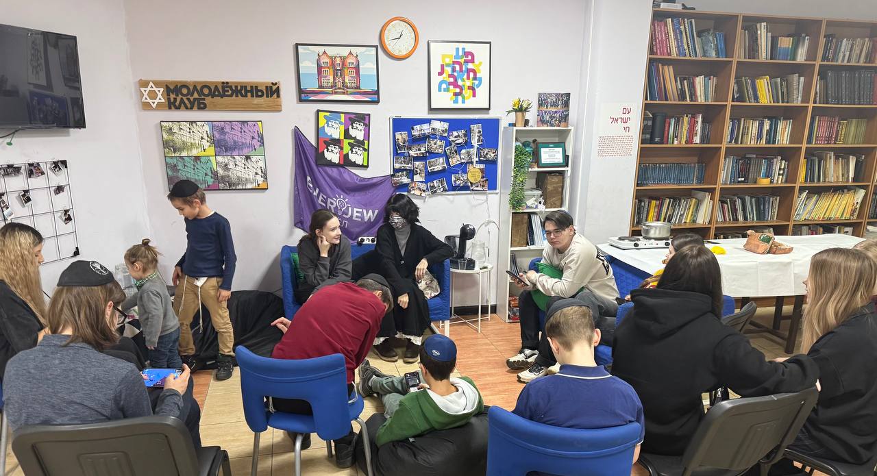 Праздник День матери в Орловском общинном центре для мам и детей