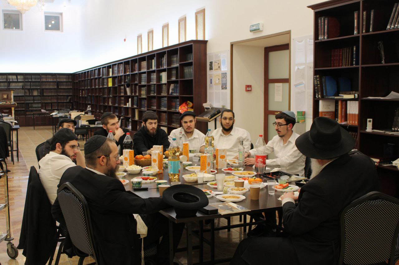 Р. Шломо-Залман Ланда на встрече в ешиве Софрино