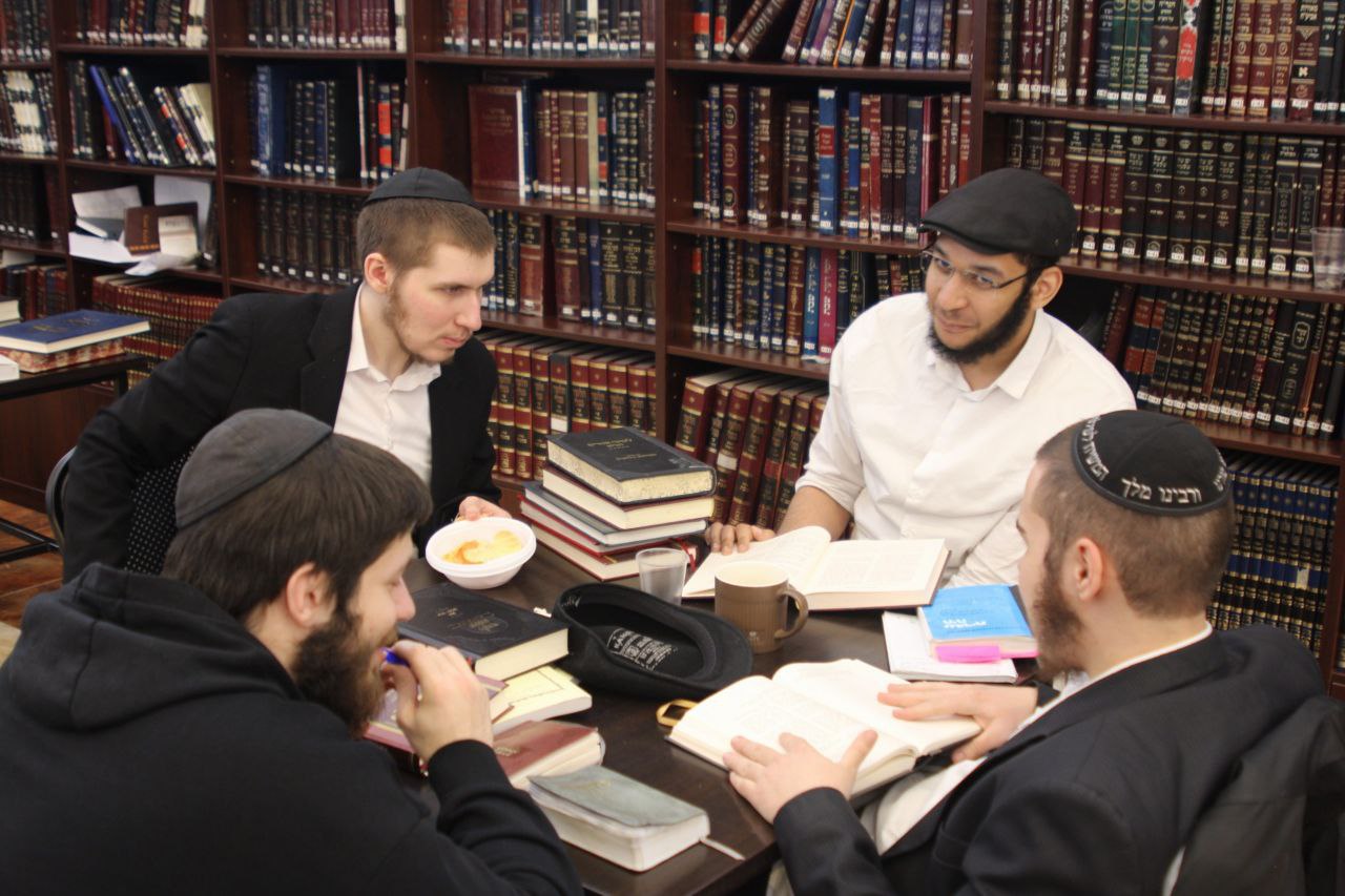 Р. Шломо-Залман Ланда на встрече в ешиве Софрино