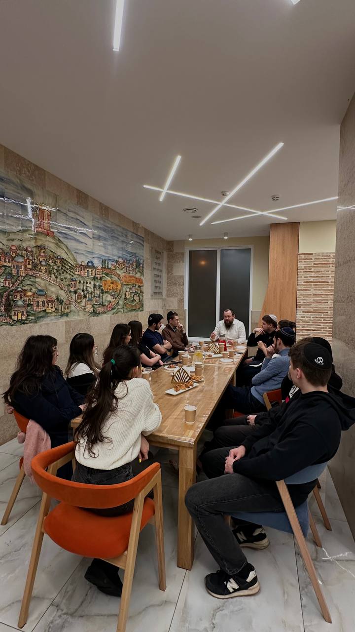 Студенты общины Центр роста на встрече с раввином