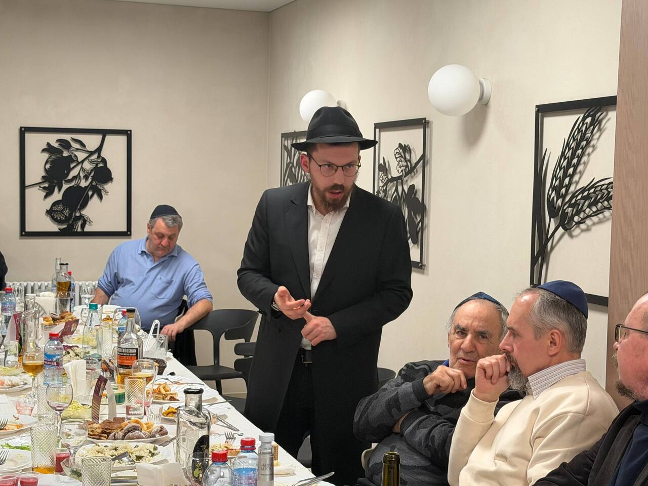 Фарбренген в красноярской синагоге в день Юд Шват