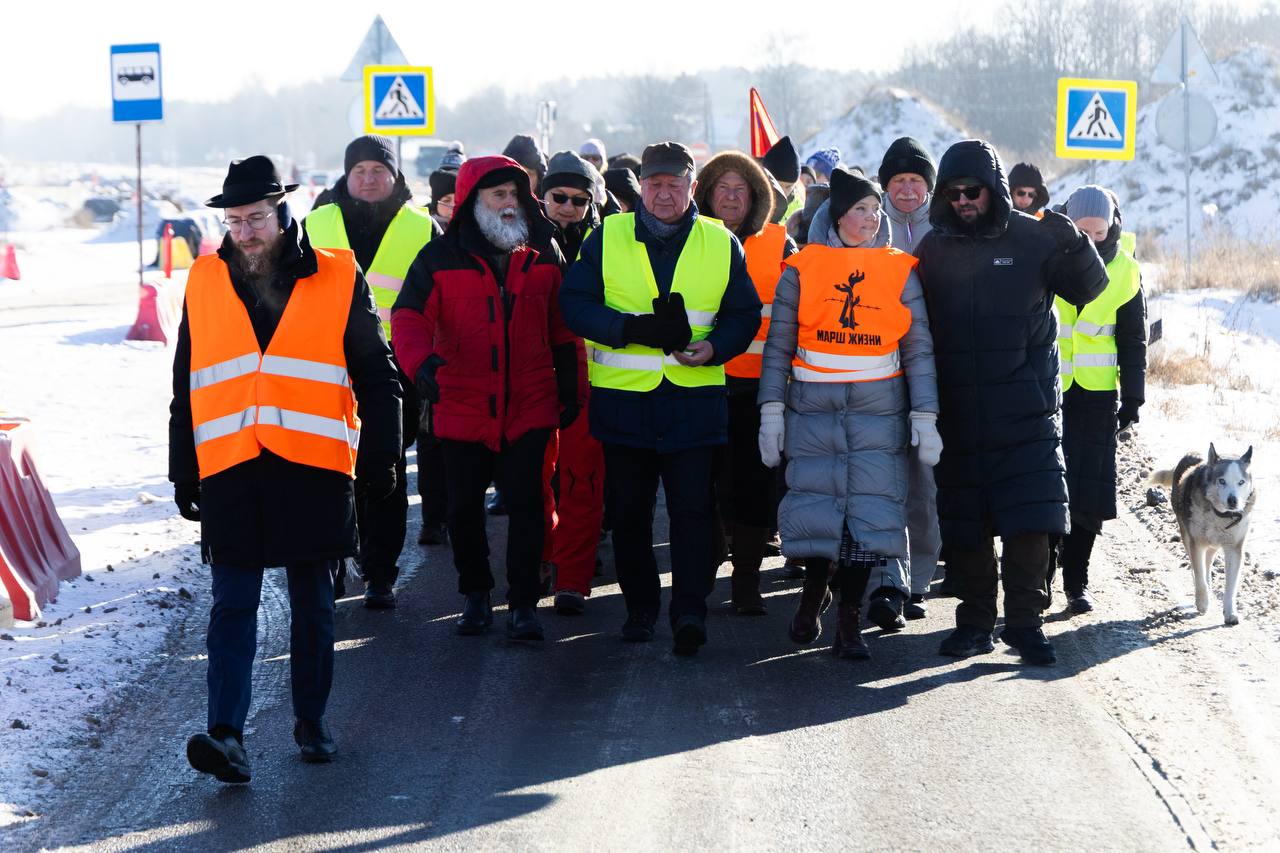 Участники Марша жизни в Янтарном у памятника жертвам