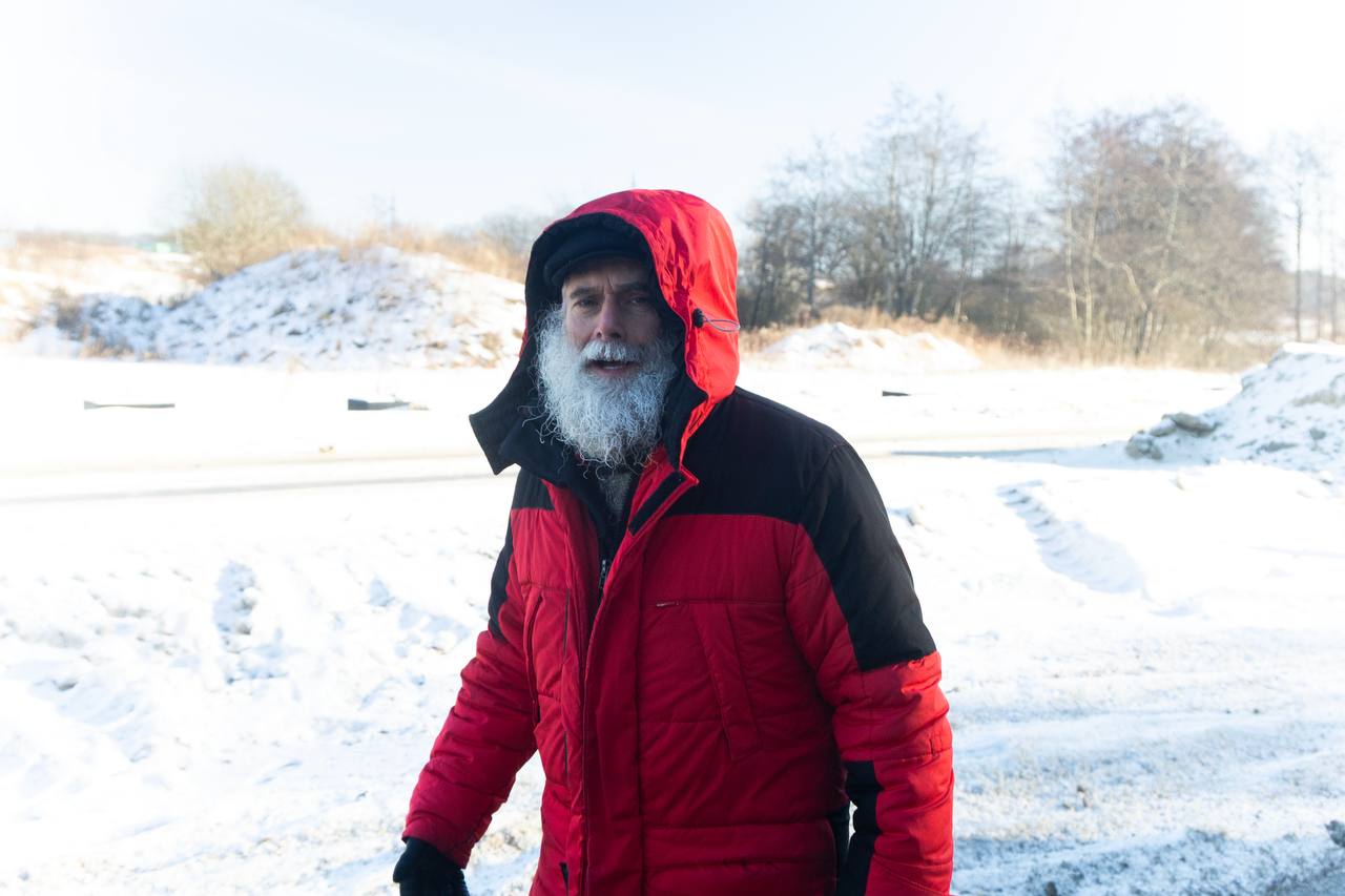 Участники Марша жизни в Янтарном у памятника жертвам