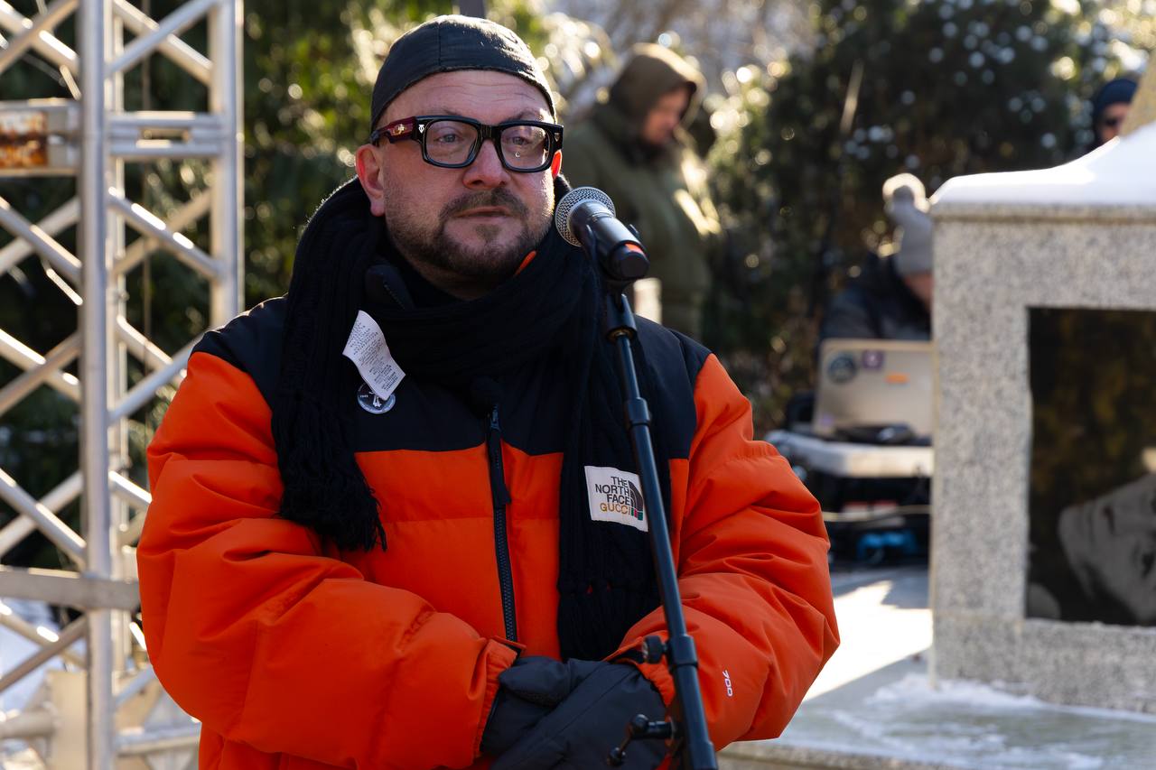 Участники Марша жизни в Янтарном у памятника жертвам