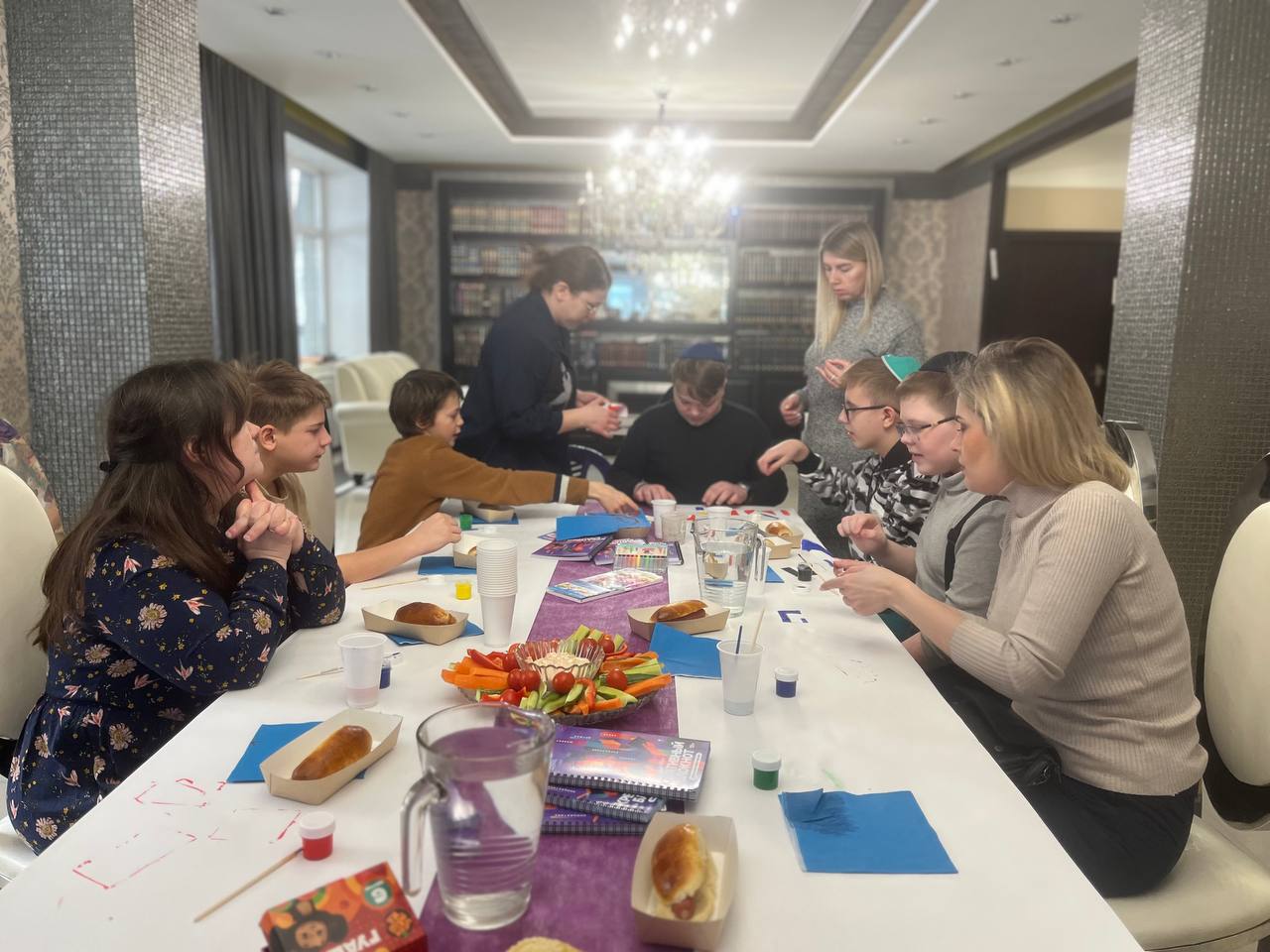 Подростки и родители на встрече программы бар и бат мицва