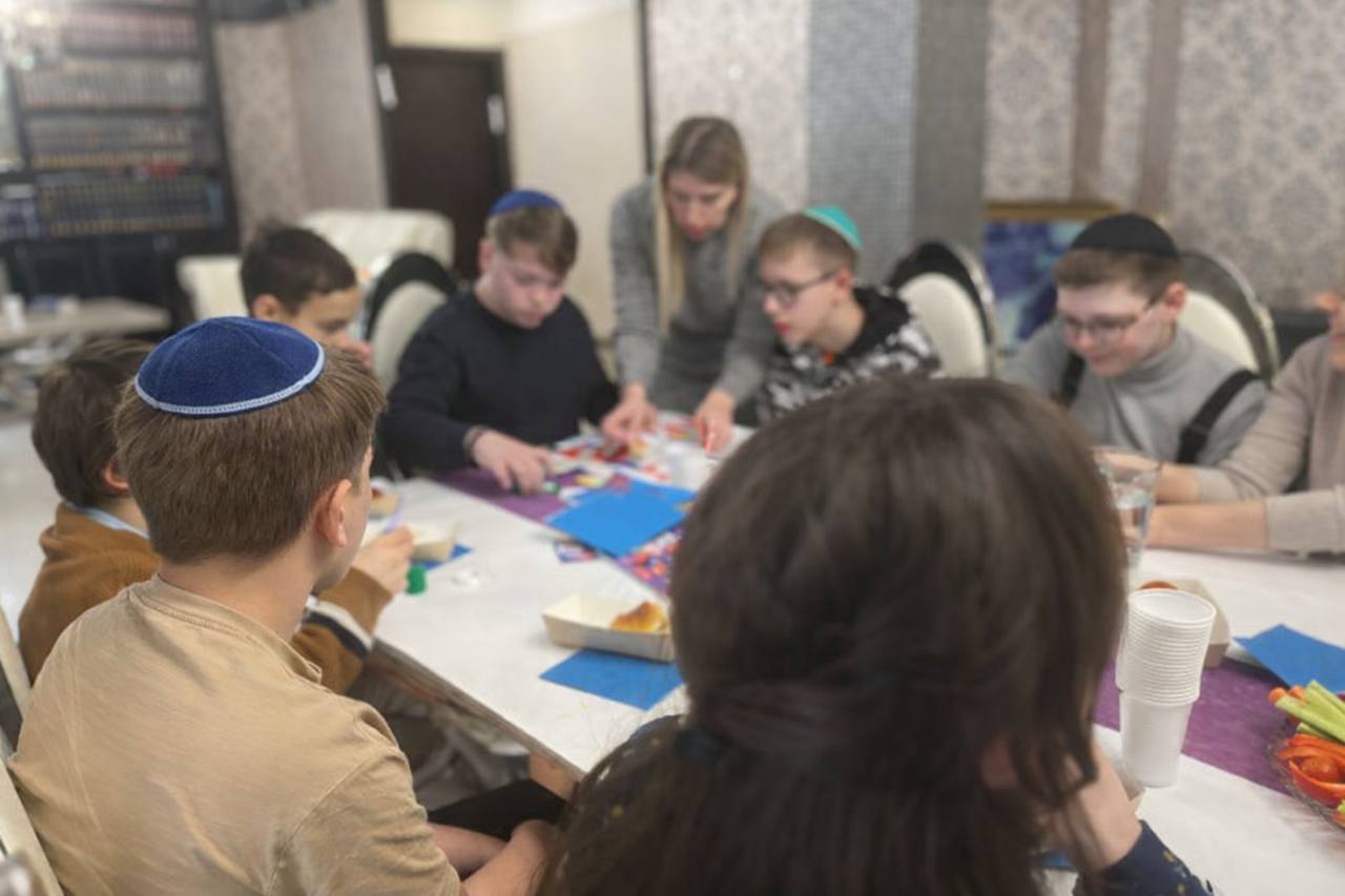 Подростки и родители на встрече программы бар и бат мицва