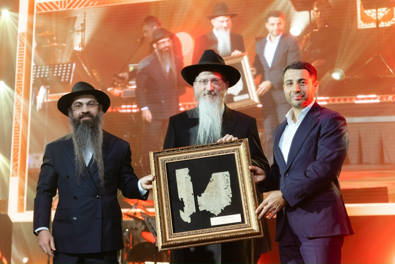 Братья Давыдовы получают награду от Главного раввина России Берла Лазара