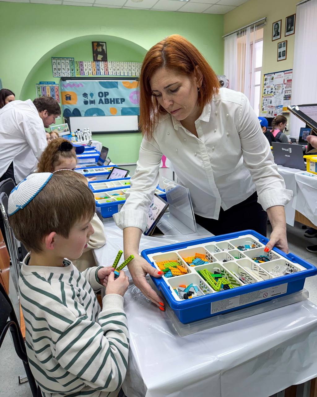 Участники Дня ИТ в гимназии на соревнованиях по роботам