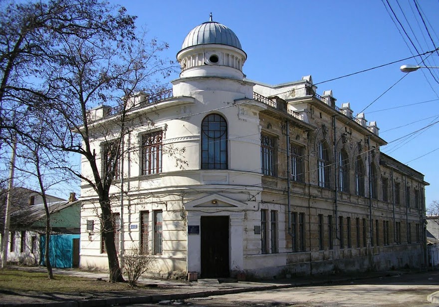 Мезуза у входа в здание Талмуд-Торы в Симферополе