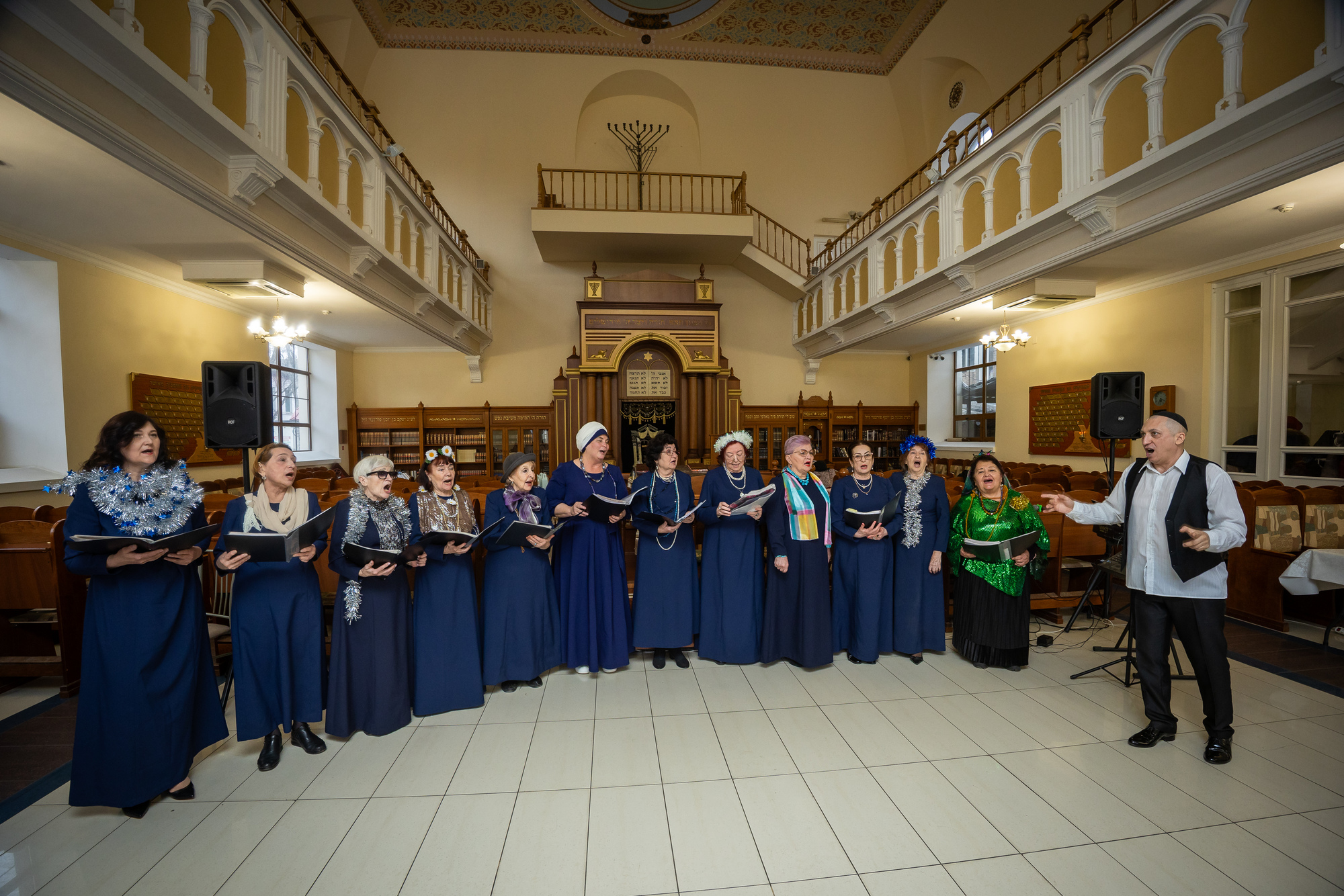 Прихожане старшего поколения празднуют Пурим в синагоге
