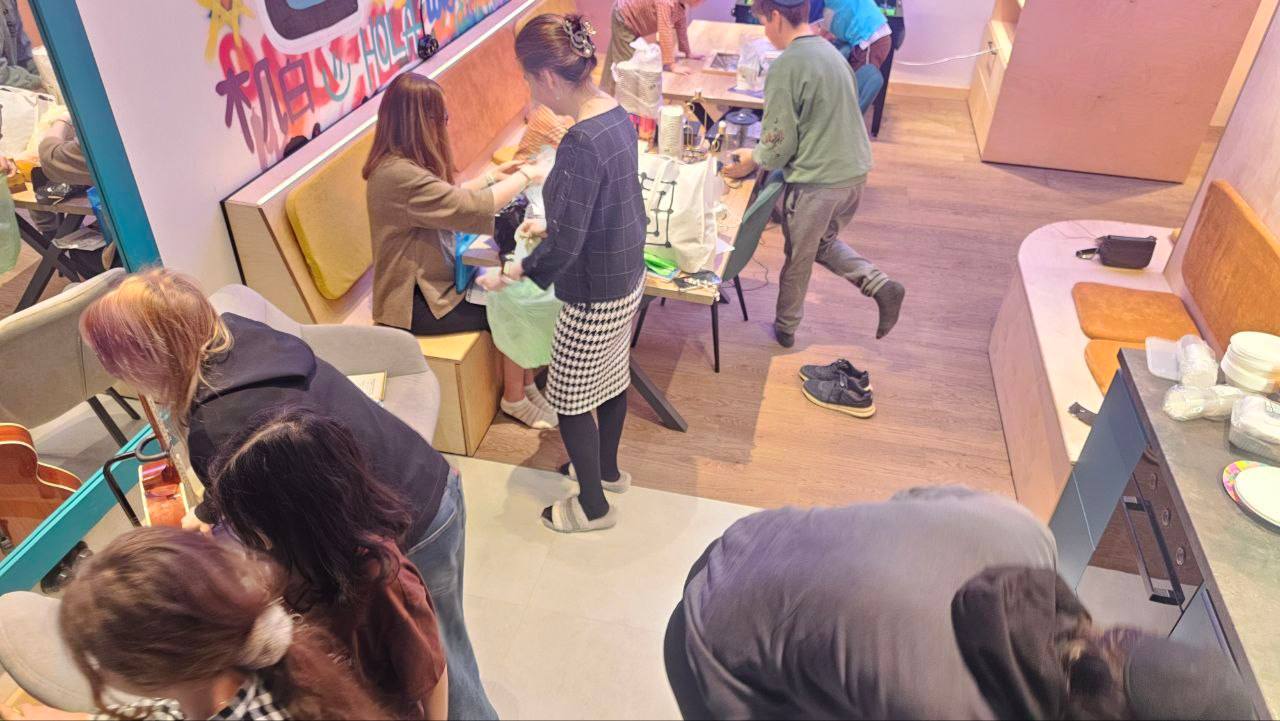 Члены калининградской общины убирают синагогу перед Песахом