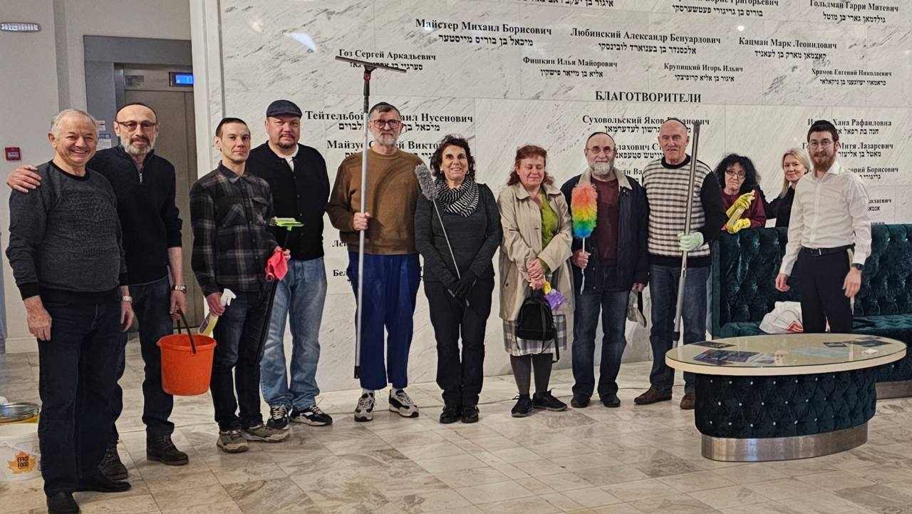 Члены калининградской общины убирают синагогу перед Песахом