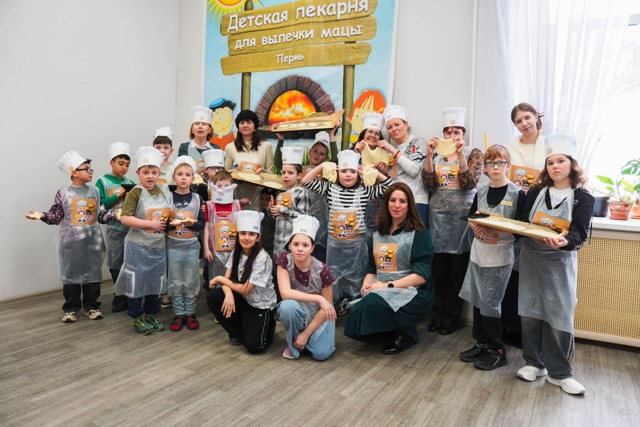 Участники мастер-класса по выпечке мацы