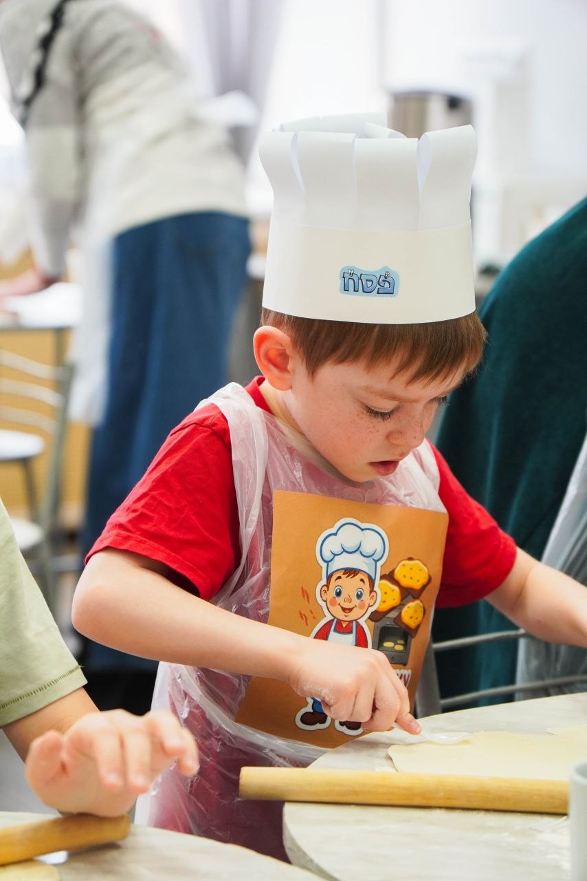 Дети пекут мацу на мастер-классе в общинном центре