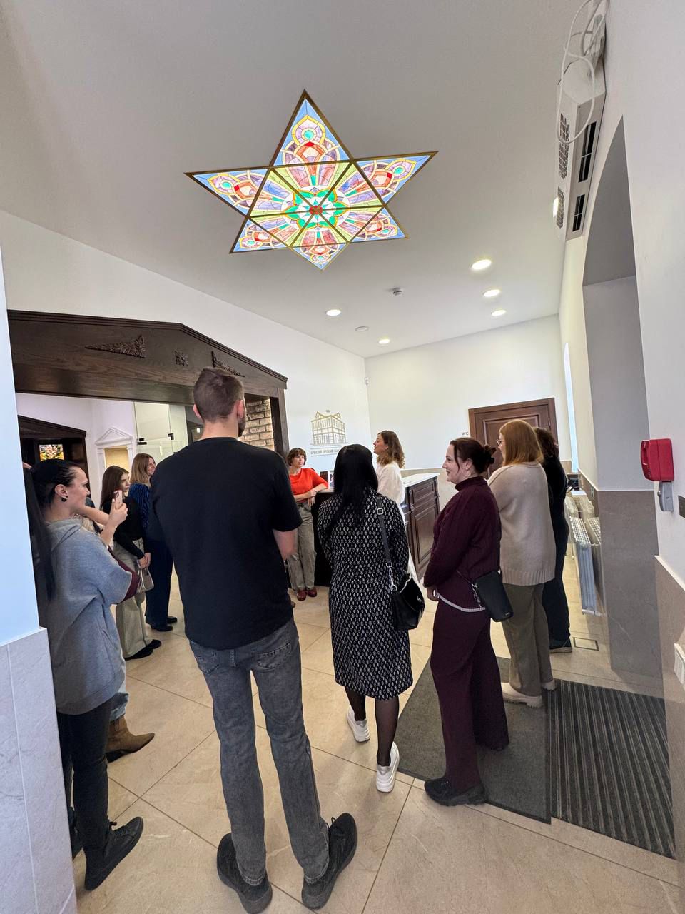 Участники открытой экскурсии в здании синагоги Брянска