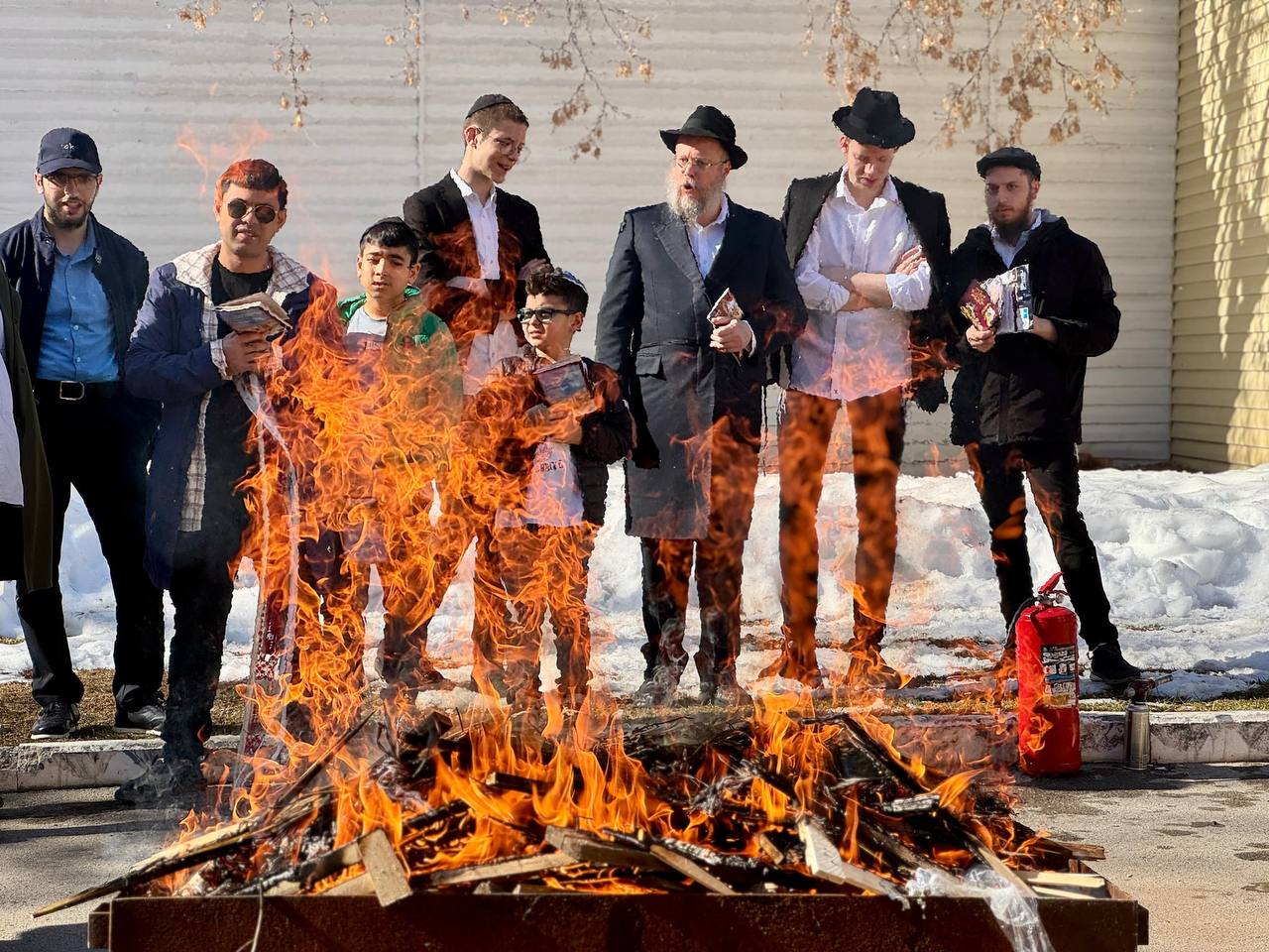 Сжигание хамеца перед праздником Песах в еврейской общине