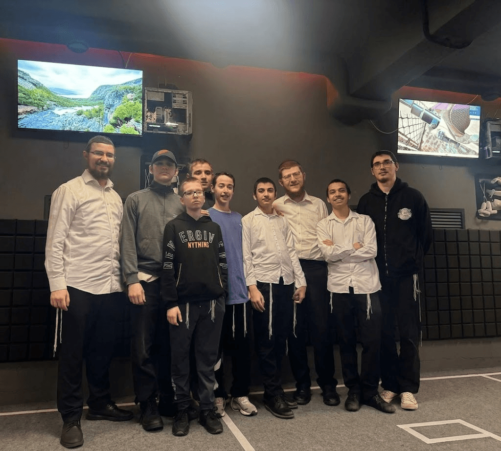 Раввин Омска Нафтали Вильгельм и ученики Месивты в VR-клубе