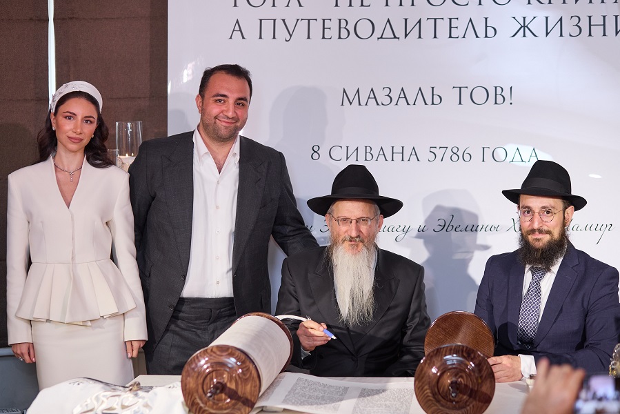 Церемония внесения списка Торы