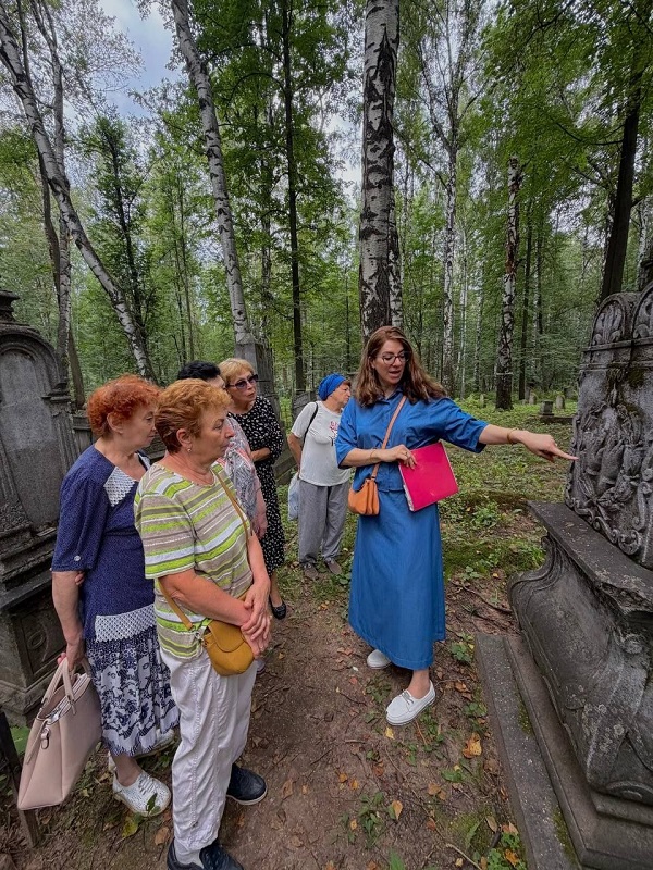 В Перми прошла первая в этом сезоне экскурсия по старому еврейскому кладбищу