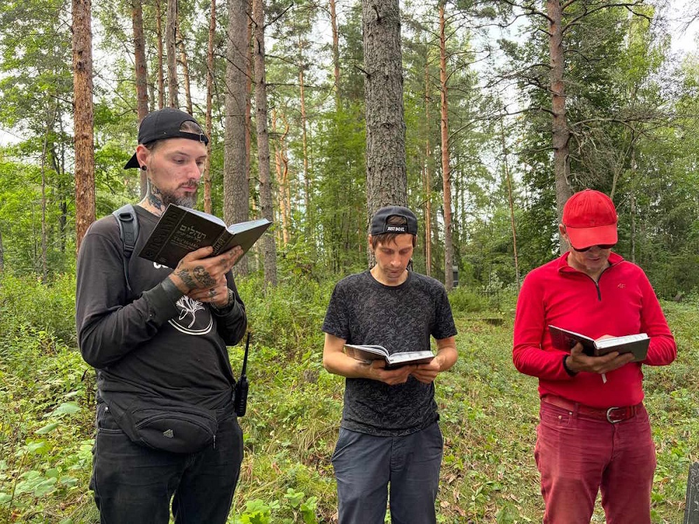 Волонтеры привели в порядок еврейское кладбище в Луге