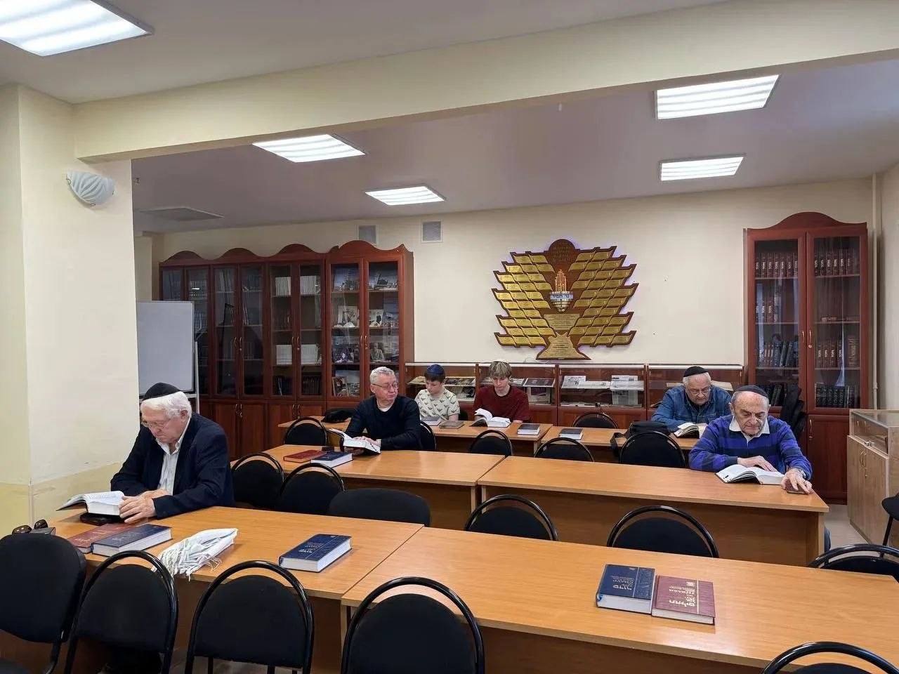 Мужской клуб собрался на урок по изучению Торы.